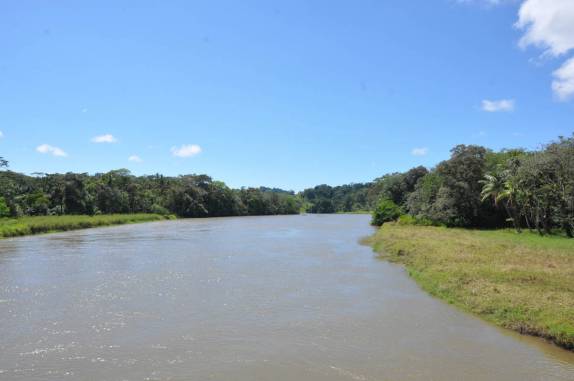 Grande rio no caminho para as praias de Zancudo e Pavones, no litoral Pacífico da Costa Rica
